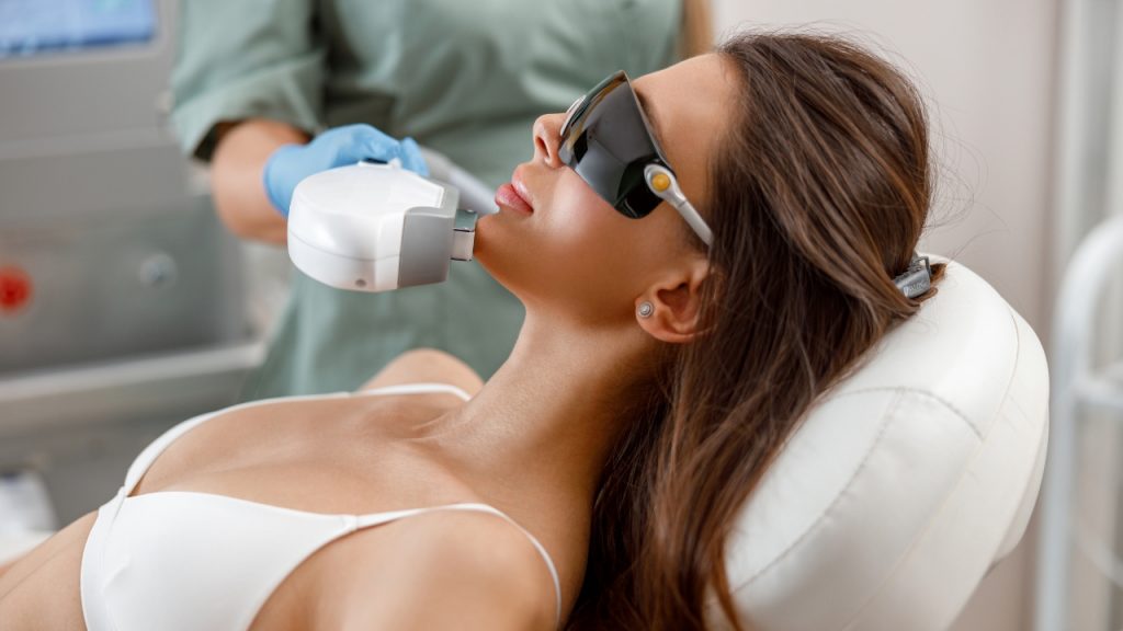 Qual a diferença entre o ultrassom microfocado e outros tratamentos estéticos?